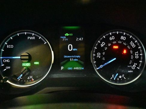 Used 2021 Toyota RAV4 LE AWD/4WD image 17