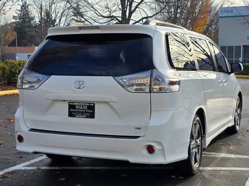 Used 2017 Toyota Sienna SE w/ SE Preferred Package image 8