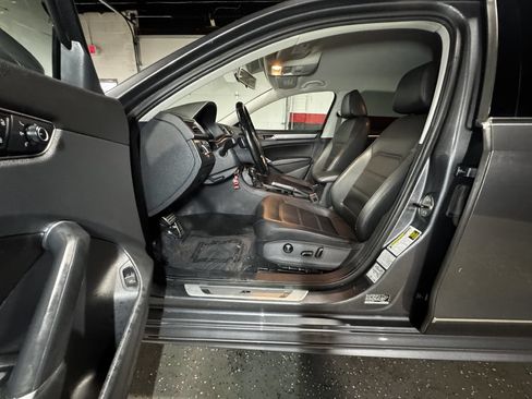 Used 2017 Volkswagen Passat 1.8T R-Line FWD image 9