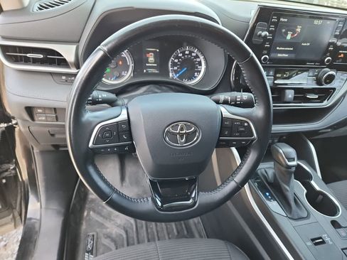 Used 2021 Toyota Highlander LE image 12