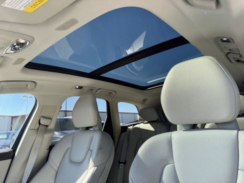 Used 2018 Volvo XC60 T5 Momentum w/ Vision Package image 15