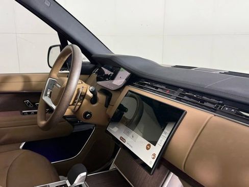 New 2025 Land Rover Range Rover SE image 32