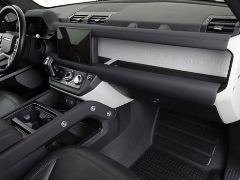 Used 2023 Land Rover Defender 130 SE image 22