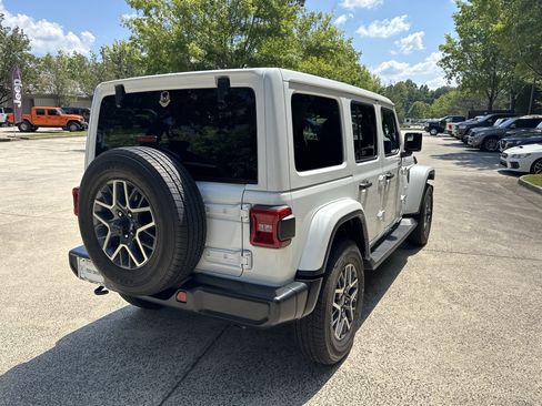 Used 2024 Jeep Wrangler Unlimited Sahara AWD/4WD image 7