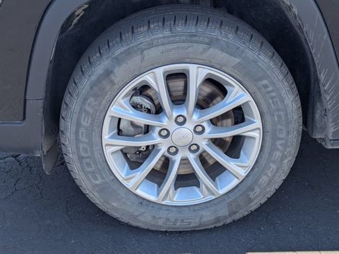 Used 2019 Jeep Cherokee Latitude w/ Popular Appearance Group AWD/4WD image 13