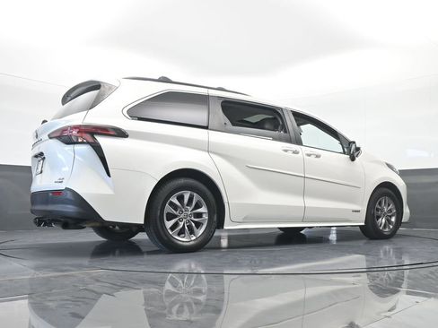 Used 2021 Toyota Sienna XLE image 64