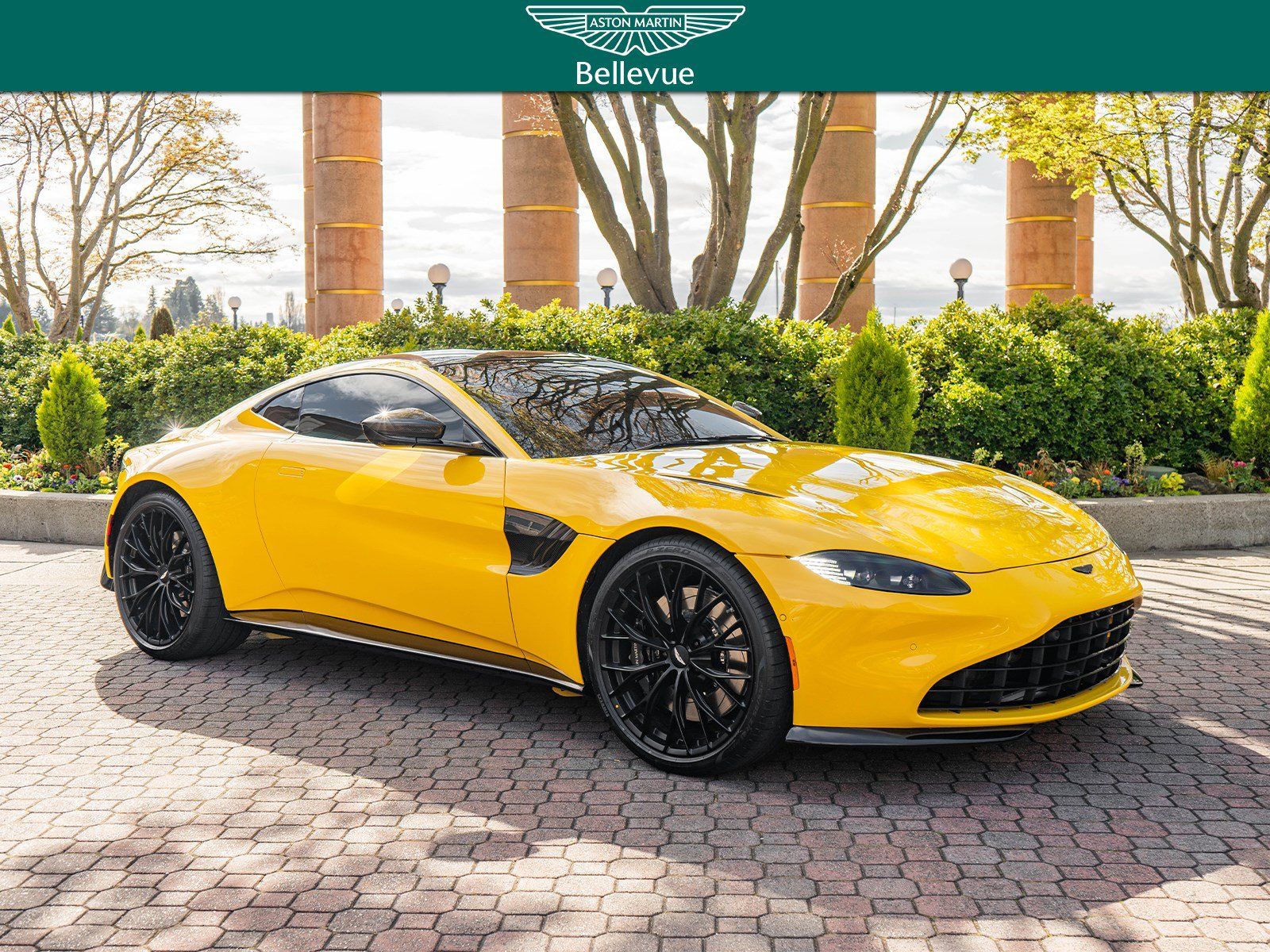 Used 2023 Aston Martin V8 Vantage Coupe RWD image 1