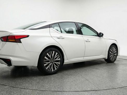 Used 2025 Nissan Altima 2.5 SV image 9