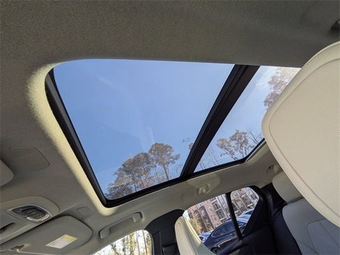 Used 2021 Volvo XC40 T4 Momentum w/ Premium Package image 21