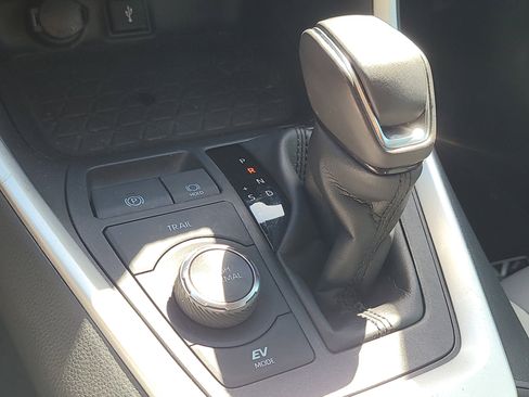 Used 2022 Toyota RAV4 XLE Premium image 29