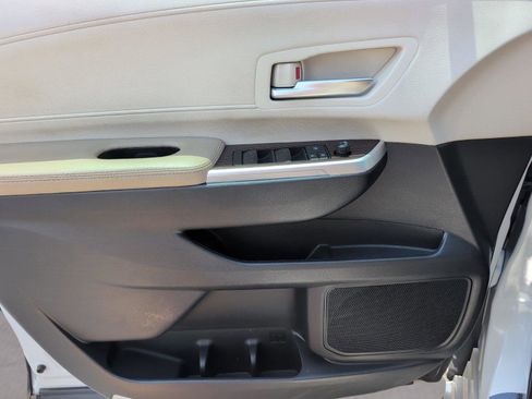 Used 2024 Toyota Sienna XLE FWD image 16