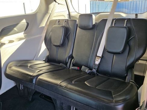 Used 2024 Chrysler Pacifica Touring-L image 31