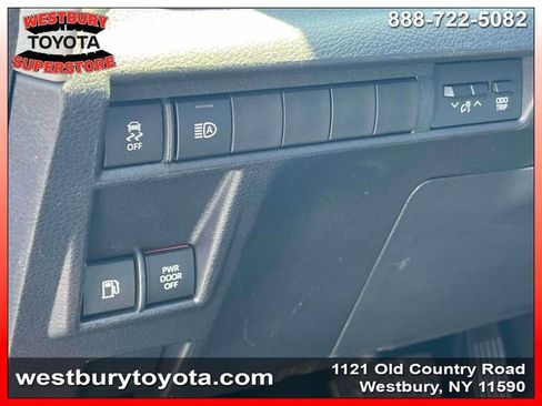 Used 2025 Toyota Sienna LE FWD image 24