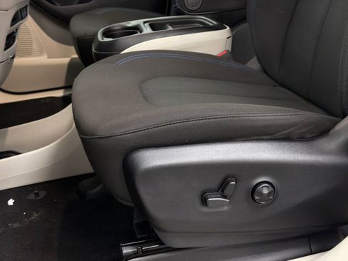 Used 2021 Chrysler Pacifica Touring w/ Uconnect Theater Family Group image 14