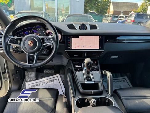 Used 2023 Porsche Cayenne Platinum Edition image 31