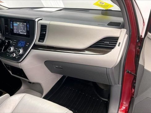 Used 2017 Toyota Sienna XLE Premium w/ Cargo Management Package FWD image 16
