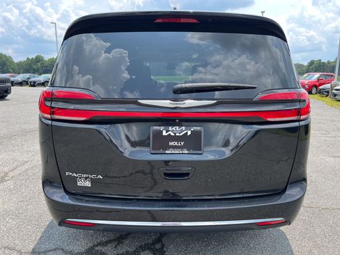 Used 2022 Chrysler Pacifica Touring-L FWD image 4