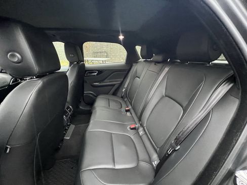Used 2019 Jaguar F-PACE Premium image 32