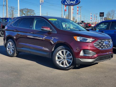 Used 2024 Ford Edge Titanium image 2