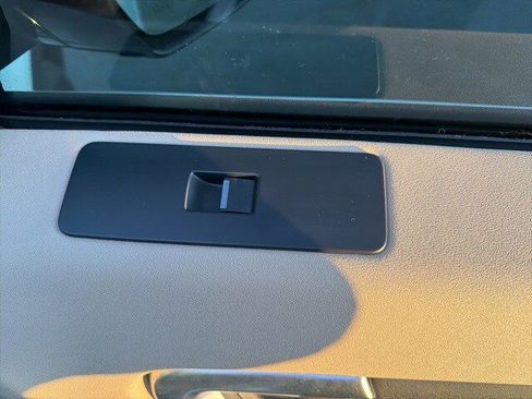 Used 2018 Land Rover Discovery Sport HSE image 38