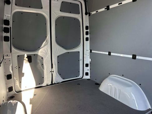 Used 2025 Mercedes-Benz Sprinter 2500 image 8