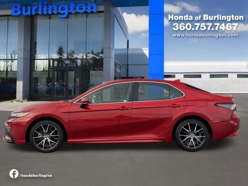 Used 2024 Toyota Camry SE image 3