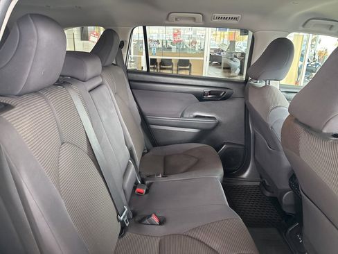 Used 2024 Toyota Highlander LE image 30
