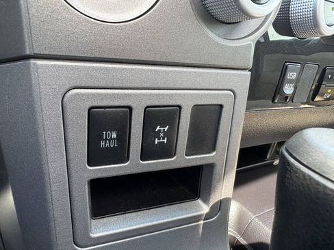 Used 2015 Toyota Sequoia SR5 AWD/4WD image 39