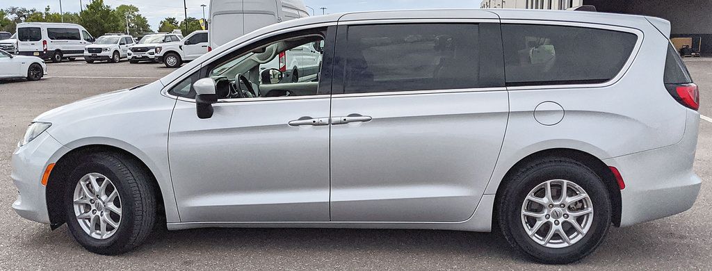 Used 2023 Chrysler Voyager LX FWD image 5