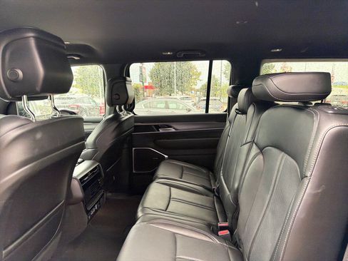 Used 2025 Jeep Wagoneer L Series II w/ 8-pass Seating Package AWD/4WD image 24