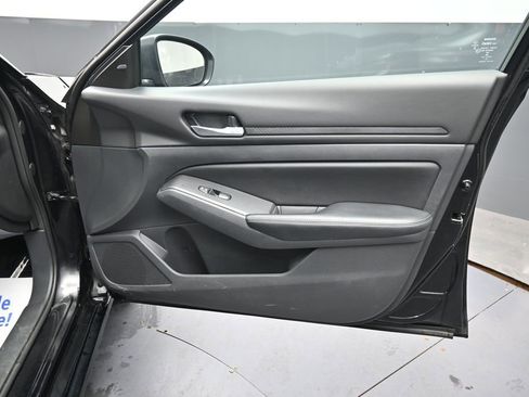 Used 2025 Nissan Altima 2.5 SV FWD image 17
