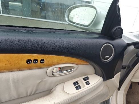 Used 2002 Lexus SC 430 Convertible image 9