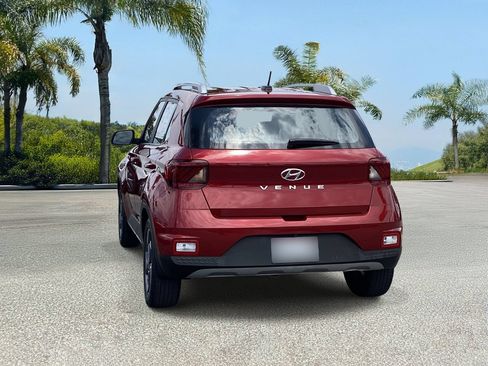 Used 2023 Hyundai Venue Limited FWD image 4