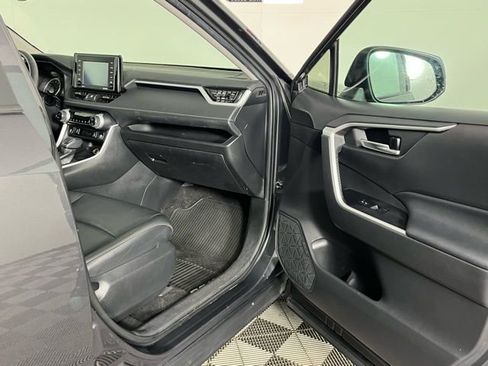 Used 2020 Toyota RAV4 XLE Premium image 31