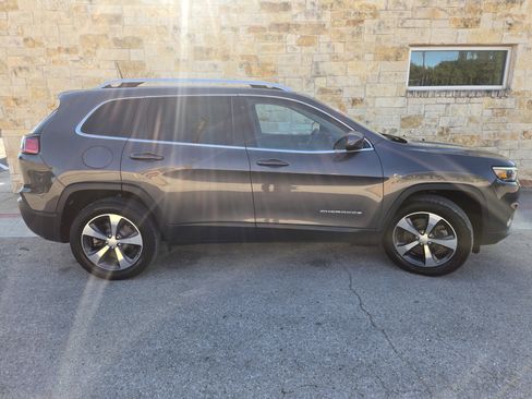 Used 2019 Jeep Cherokee Limited image 18