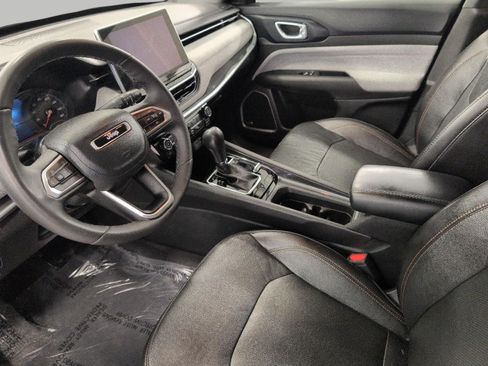 Used 2023 Jeep Compass Latitude w/ Sun and Sound Group AWD/4WD image 9