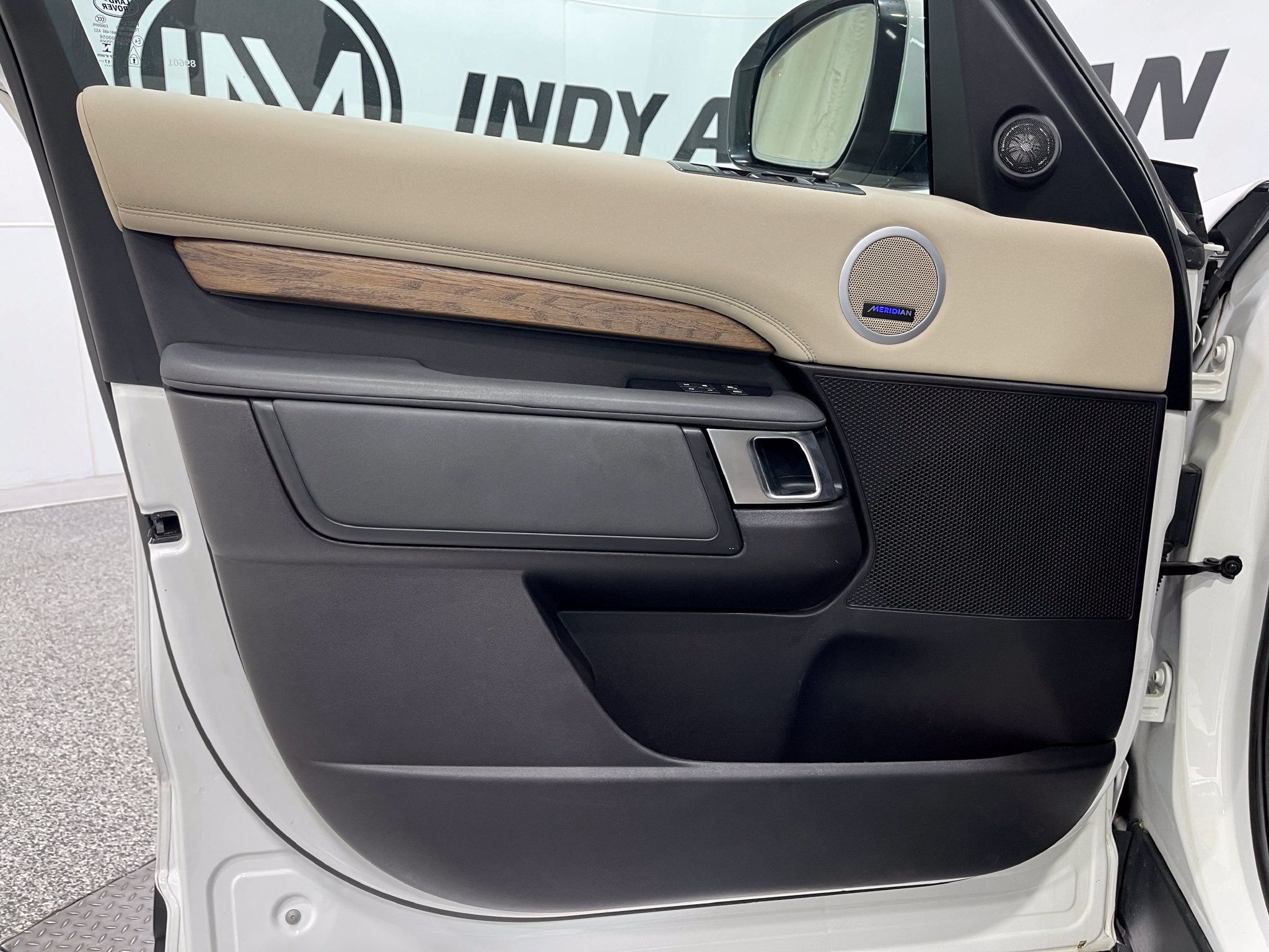 Used 2018 Land Rover Discovery HSE AWD/4WD image 15