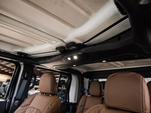 Used 2025 Jeep Gladiator Rubicon w/ Safety Group image 17