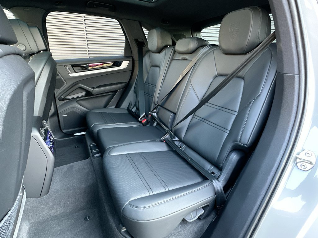Certified 2025 Porsche Cayenne AWD/4WD image 24
