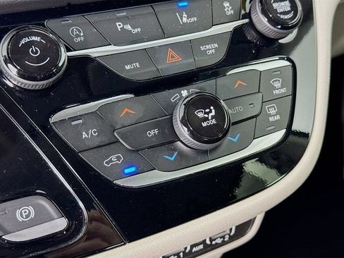 Used 2024 Chrysler Pacifica Touring-L FWD image 16