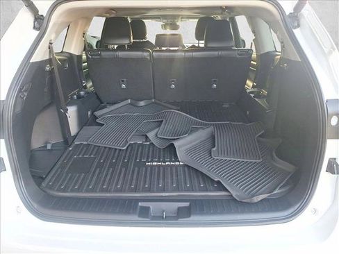 Certified 2024 Toyota Highlander XLE image 6