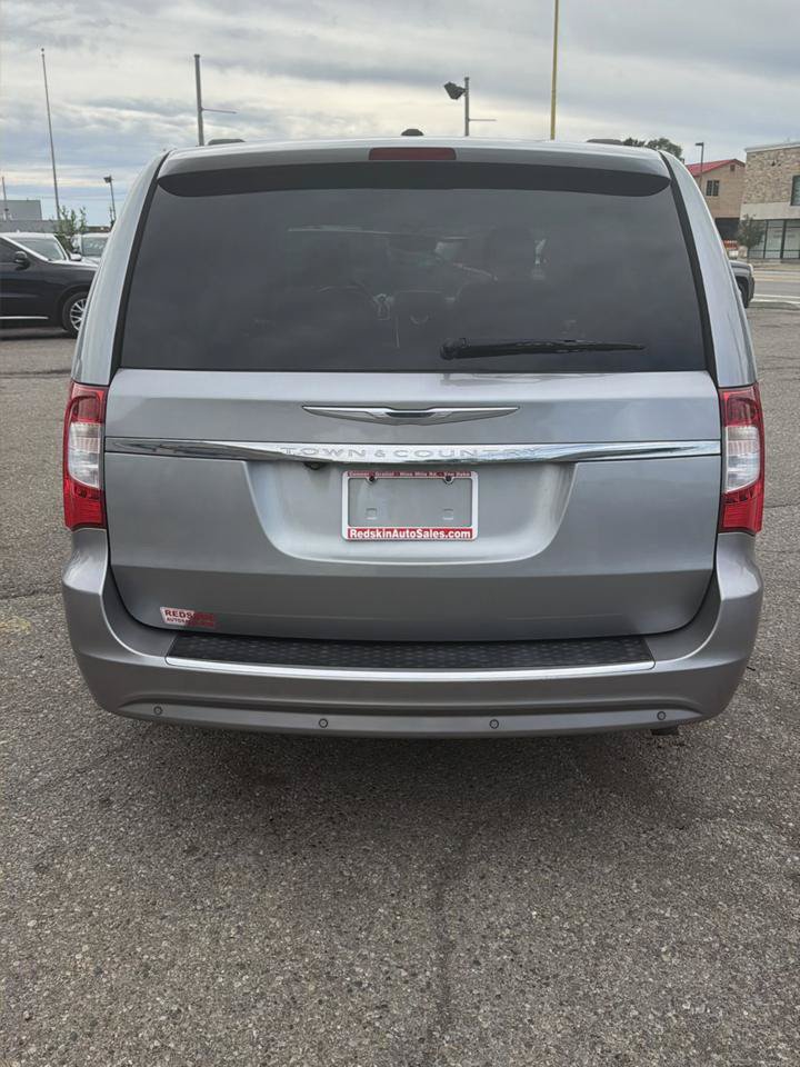 Used 2014 Chrysler Town & Country Touring-L w/ Driver Convenience Group FWD image 4