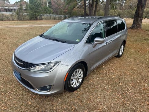 Used 2017 Chrysler Pacifica Touring-L image 2