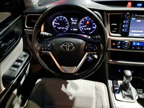 Certified 2018 Toyota Highlander Plus w/ Carpet Mat Package (TMS) image 16