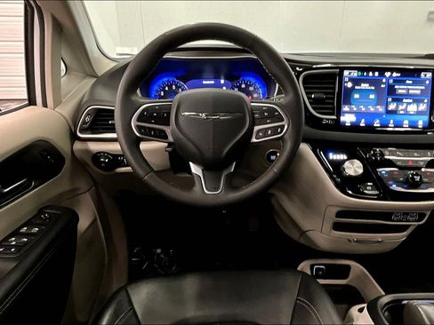 Used 2024 Chrysler Pacifica Touring-L FWD image 6