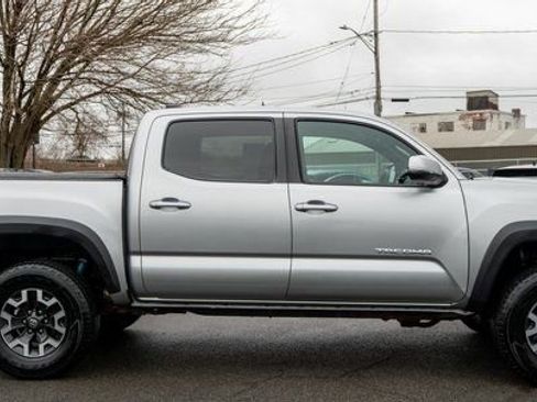 Used 2022 Toyota Tacoma TRD Off-Road w/ Technology Package AWD/4WD image 5