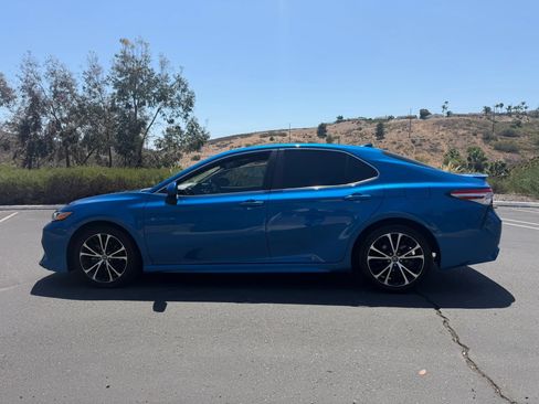 Used 2020 Toyota Camry SE FWD image 2