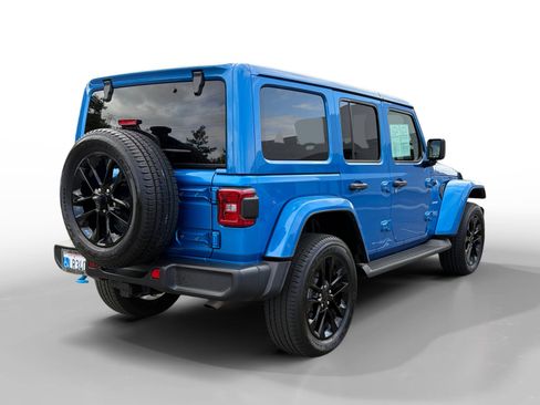 Used 2022 Jeep Wrangler Unlimited Sahara w/ Cold Weather Group image 5
