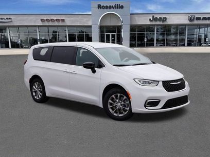 New 2026 Chrysler Pacifica Select