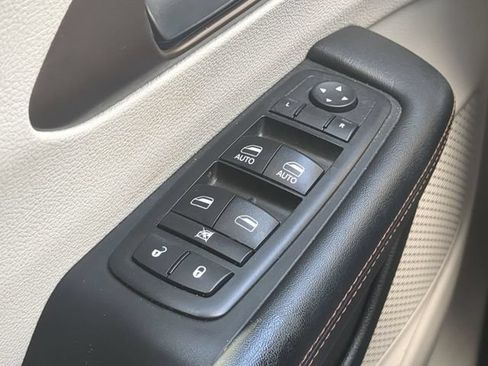 Used 2018 Chrysler Pacifica Touring-L FWD image 29